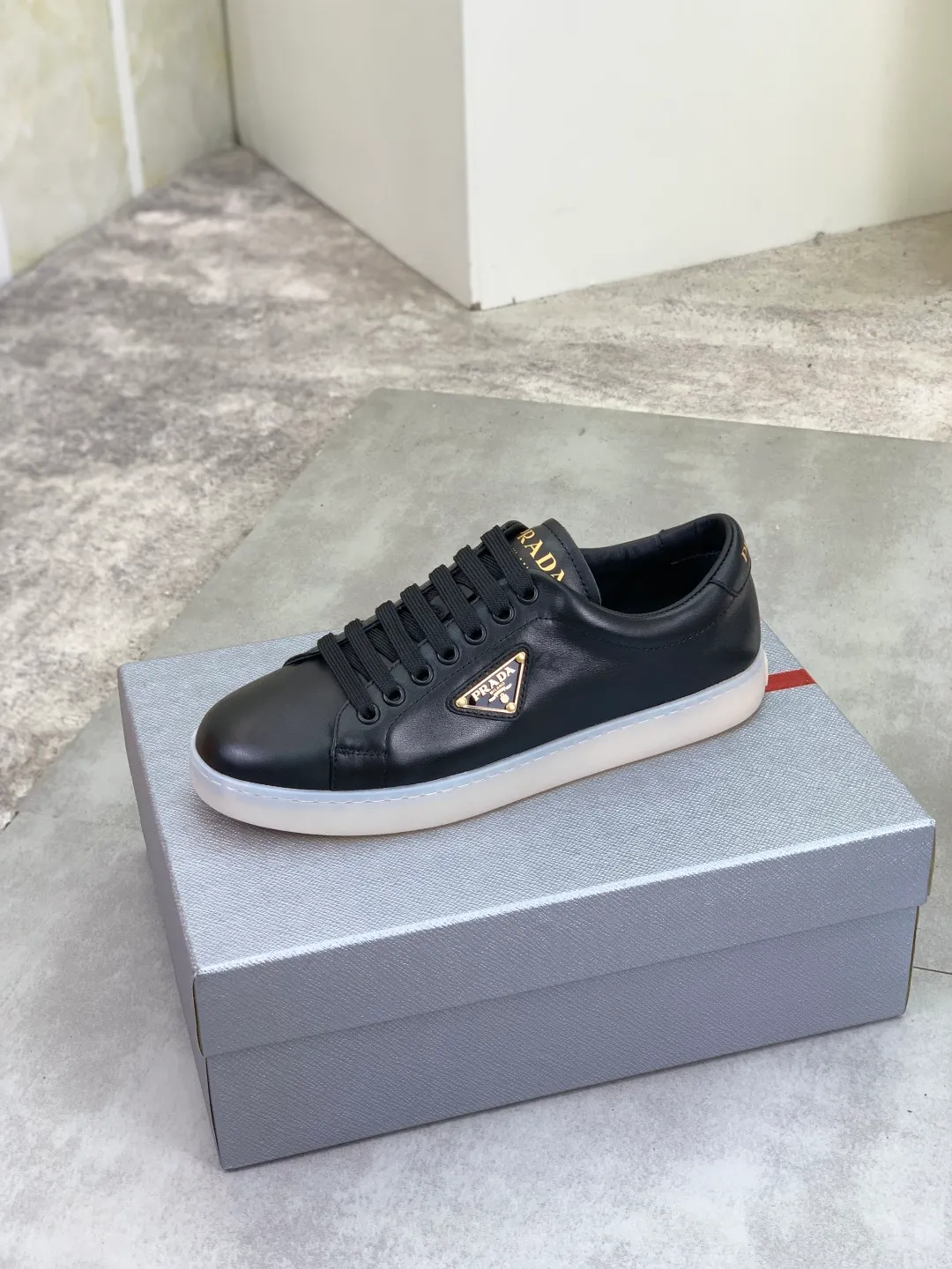 Men's shoes 💰P540💰【New model】The hot model is on the official website, 🆘 The trendy brand (Prada) mainly promotes the hot model, the avant-garde and versatile fashion men's shoes are privately modeled, the cowhide surface is spliced 1:1.. The fashion is simple, the original imported cowhide lining and the cowhide feet; the atmosphere and personality are more fashionable, eye-catching and pursuing class. It will subvert the old idea and be a must-have for fashion trendsetters with you! Must keep it for yourself! Tall and comfortable, large and low, high-end quality workmanship. Size: 38-45; 3️⃣colors available.